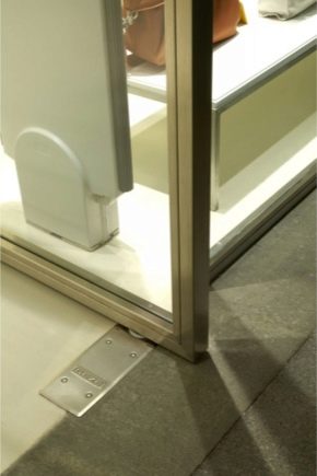 Особенности напольных доводчиков для стеклянных дверей
