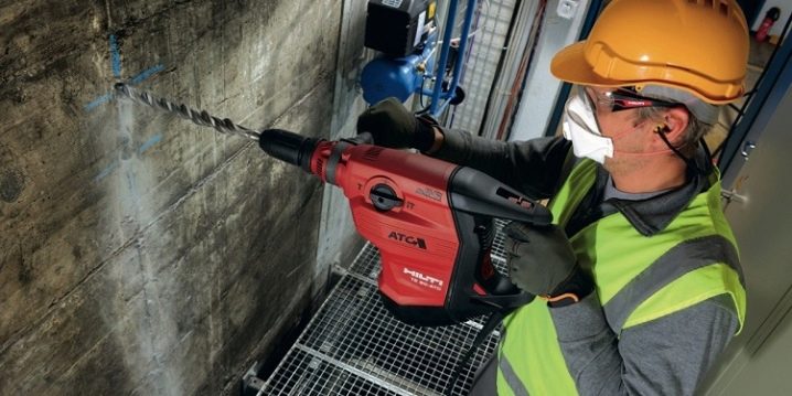 Как просверлить бетонную стену перфоратором?