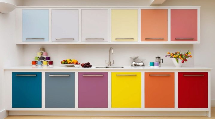 Цветные кухни в дизайне интерьера