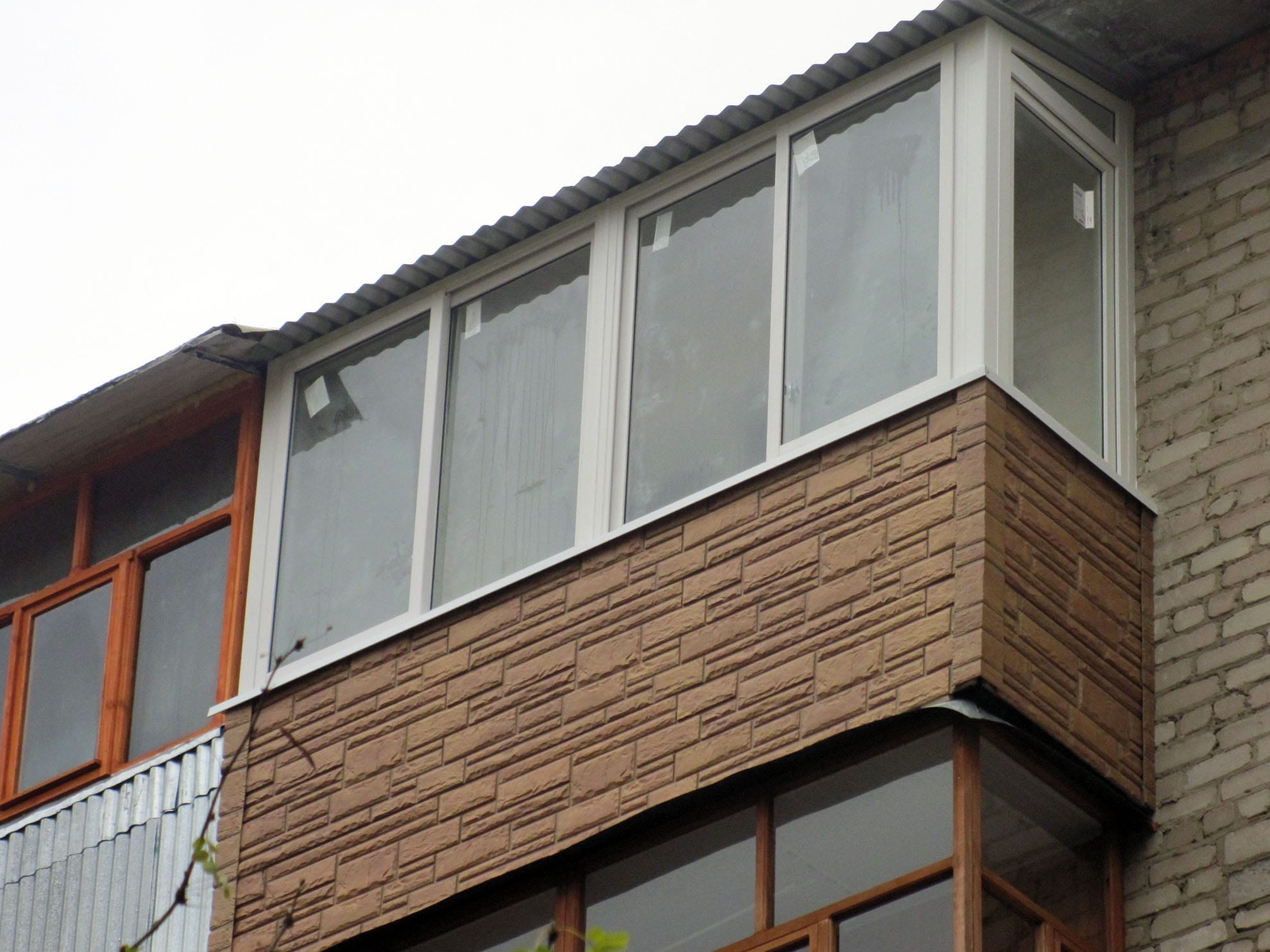 Отделка балкона сайдингом (43 фото): как обшить цокольным ви.