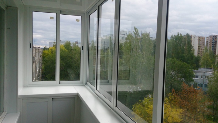 Раздвижные окна на балкон (27 фото): алюминиевые и пластиков.